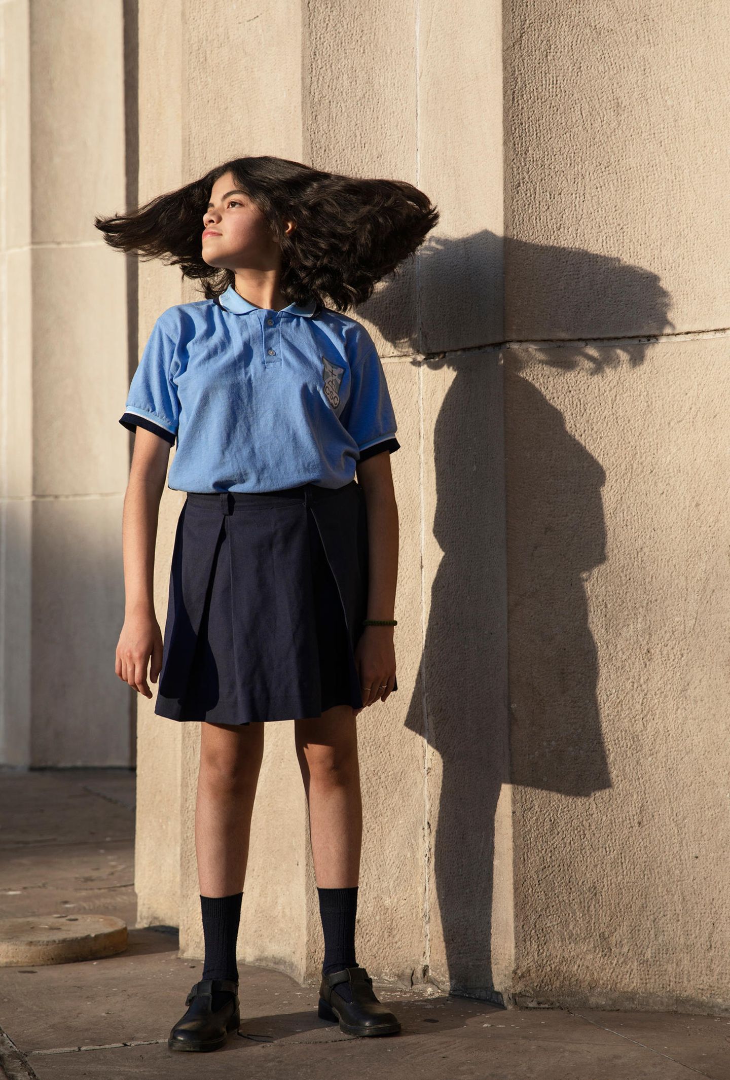 "Liebes langes Haar" hat die Fotografin Irina Werning ein von ihr bereits 2006 begonnenes Projekt genannt, bei dem sie in verschiedenen lateinamerikanischen Ländern Frauen fotografierte, die mit Bezug zu indigenen Traditionen deutlich seltener zur Schere greifen oder in Friseursalons gehen als andere. "Wer die Haare abschneidet, schneidet Gedanken ab", zitiert die Fotografin einen Satz, der ihr begegnete.  Die Corona-Pandemie, die in der argentinischen Bevölkerung überdurchschnittlich viele Opfer gefordert hat, brachte Werning aber mit einem Mädchen zusammen, das dem langen Haar noch eine ganz aktuelle Bedeutung gab. Betroffen von den auch in Südamerika praktizierten und hier oft besonders langen Schulschließungen, gab sich das Mädchen Antonella das Versprechen ab, sein geliebtes Haar in dem Moment zu kürzen, in dem es wieder physischen Unterricht geben würde. So wuchs es auf dem Kopf von Antonella wie auch die Sorge wuchs, Lernstoff zu verpassen, Freundinnen zu verlieren, alle Lust aufs Studieren einzubüßen. 260 Tage dauerte es, bis Ende November 2021 die Schule wieder öffnete – und Werning jenes Bild machen konnte, auf dem Antonella "la promesa", ihr Versprechen, eingelöst hat.