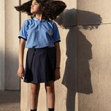 "Liebes langes Haar" hat die Fotografin Irina Werning ein von ihr bereits 2006 begonnenes Projekt genannt, bei dem sie in verschiedenen lateinamerikanischen Ländern Frauen fotografierte, die mit Bezug zu indigenen Traditionen deutlich seltener zur Schere greifen oder in Friseursalons gehen als andere. "Wer die Haare abschneidet, schneidet Gedanken ab", zitiert die Fotografin einen Satz, der ihr begegnete.  Die Corona-Pandemie, die in der argentinischen Bevölkerung überdurchschnittlich viele Opfer gefordert hat, brachte Werning aber mit einem Mädchen zusammen, das dem langen Haar noch eine ganz aktuelle Bedeutung gab. Betroffen von den auch in Südamerika praktizierten und hier oft besonders langen Schulschließungen, gab sich das Mädchen Antonella das Versprechen ab, sein geliebtes Haar in dem Moment zu kürzen, in dem es wieder physischen Unterricht geben würde. So wuchs es auf dem Kopf von Antonella wie auch die Sorge wuchs, Lernstoff zu verpassen, Freundinnen zu verlieren, alle Lust aufs Studieren einzubüßen. 260 Tage dauerte es, bis Ende November 2021 die Schule wieder öffnete – und Werning jenes Bild machen konnte, auf dem Antonella "la promesa", ihr Versprechen, eingelöst hat.