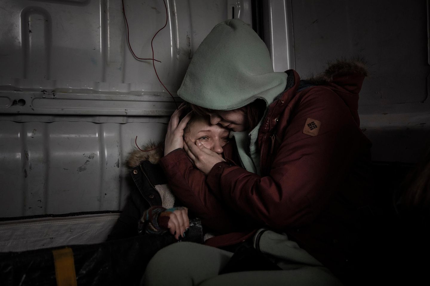 Schon die Zahlen sind schreckenserregend: die Abermillionen Flüchtlinge, Entwurzelten; die fast drei Millionen Kinder, für die Schutz bereitgestellt werden muss; die fünf Millionen Kinder, die schulische Hilfe benötigen; die noch Ungezählten, die in Gefahr sind, von weiterem zu erwartenden Strom- und Wassermangel, von Hunger und Kälte betroffen zu werden.  Und hinter dem Zahlen lauert noch etwas, was sich schwerer beziffern lässt und vor allem Kinder bedroht: Eine Hilfsorganisation nennt es "toxischen Stress", dem sie ausgesetzt sind. Der Fotograf Fabio Bucciarelli hat in Bildern eingefangen, wie sich die Gewalterfahrung zu einem Gift in Kinderseelen ausbreitet: Manches ist direkt zu sehen, in angstvollen Umarmungen etwa; im Versuch, sich unter Decken zu verbergen; im körperlichen Leiden verletzter Jugendlicher.  Anderes ist nur angedeutet: in einem zerfetzten Klassenzimmer in Charkiw; im zurückgelassenen Spielzeug auf dem Tisch einer zerstörten Wohnung im Dorf Mala Rohan. Die Liste der Risikofaktoren, denen die Kinder der Ukraine ausgesetzt sind, reicht weit über direkte Kriegseinwirkungen hinaus: Auch die unfreiwillige Trennung von Familien gehört dazu, der Mangel an Lehrern und Lehrerinnen, die unzureichende Versorgung mit Kleidung und Nahrungsmitteln sowie die Gefahr, massenhaften Krankheitsausbrüchen ausgesetzt zu sein.