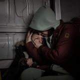 Schon die Zahlen sind schreckenserregend: die Abermillionen Flüchtlinge, Entwurzelten; die fast drei Millionen Kinder, für die Schutz bereitgestellt werden muss; die fünf Millionen Kinder, die schulische Hilfe benötigen; die noch Ungezählten, die in Gefahr sind, von weiterem zu erwartenden Strom- und Wassermangel, von Hunger und Kälte betroffen zu werden.  Und hinter dem Zahlen lauert noch etwas, was sich schwerer beziffern lässt und vor allem Kinder bedroht: Eine Hilfsorganisation nennt es "toxischen Stress", dem sie ausgesetzt sind. Der Fotograf Fabio Bucciarelli hat in Bildern eingefangen, wie sich die Gewalterfahrung zu einem Gift in Kinderseelen ausbreitet: Manches ist direkt zu sehen, in angstvollen Umarmungen etwa; im Versuch, sich unter Decken zu verbergen; im körperlichen Leiden verletzter Jugendlicher.  Anderes ist nur angedeutet: in einem zerfetzten Klassenzimmer in Charkiw; im zurückgelassenen Spielzeug auf dem Tisch einer zerstörten Wohnung im Dorf Mala Rohan. Die Liste der Risikofaktoren, denen die Kinder der Ukraine ausgesetzt sind, reicht weit über direkte Kriegseinwirkungen hinaus: Auch die unfreiwillige Trennung von Familien gehört dazu, der Mangel an Lehrern und Lehrerinnen, die unzureichende Versorgung mit Kleidung und Nahrungsmitteln sowie die Gefahr, massenhaften Krankheitsausbrüchen ausgesetzt zu sein.