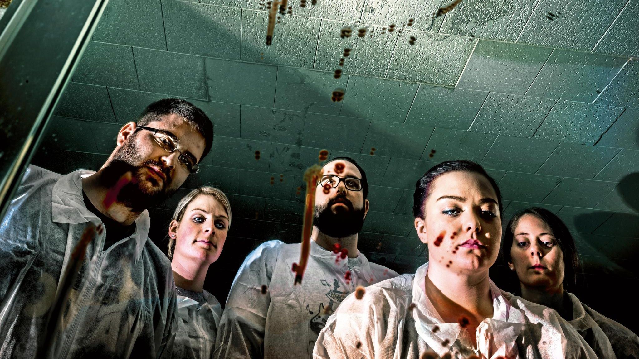 Ermittler am Tatort, ihre fast entsetzten Blicke anscheinend auf ein Opfer gerichtet. Was surreal aussieht, ist so gewollt: Der US-amerikanische Fotograf Max Aguilera-Hellweg, selbst Mediziner, begleitete Forensiker, dokumentierte ihre Ausbildung, besuchte Tatorte. Und inszenierte alles so, dass Betrachter sich wie Beteiligte fühlen