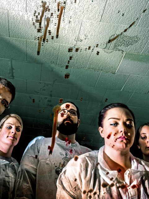 Ermittler am Tatort, ihre fast entsetzten Blicke anscheinend auf ein Opfer gerichtet. Was surreal aussieht, ist so gewollt: Der US-amerikanische Fotograf Max Aguilera-Hellweg, selbst Mediziner, begleitete Forensiker, dokumentierte ihre Ausbildung, besuchte Tatorte. Und inszenierte alles so, dass Betrachter sich wie Beteiligte fühlen