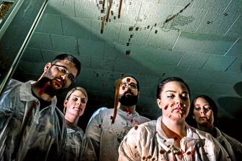 Ermittler am Tatort, ihre fast entsetzten Blicke anscheinend auf ein Opfer gerichtet. Was surreal aussieht, ist so gewollt: Der US-amerikanische Fotograf Max Aguilera-Hellweg, selbst Mediziner, begleitete Forensiker, dokumentierte ihre Ausbildung, besuchte Tatorte. Und inszenierte alles so, dass Betrachter sich wie Beteiligte fühlen