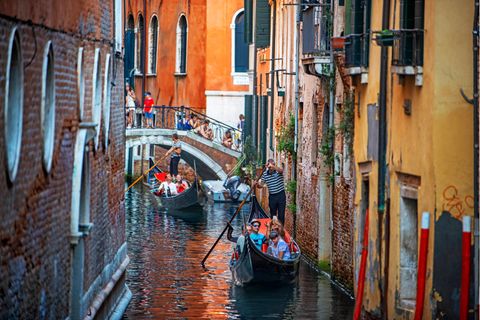 Touristen in Gondeln in Venedig