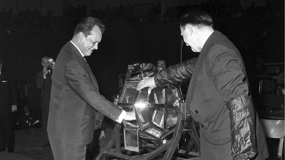 Die Politik und das Lotto: 1963 zieht Berlins Regierender Bürgermeister Willy Brandt (l.) die Zusatzzahl für das Lottospiel. Damals feiert die Deutsche Klassenlotterie zehn Jahre Zahlenlotto in Berlin. Bereits kurz nach Kriegsende wurde in Berlin Lotto gespielt, um den Wiederaufbau zu finanzieren