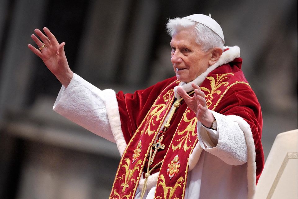 Papst Benedikt XVI. gestikuliert mit seinen Händen