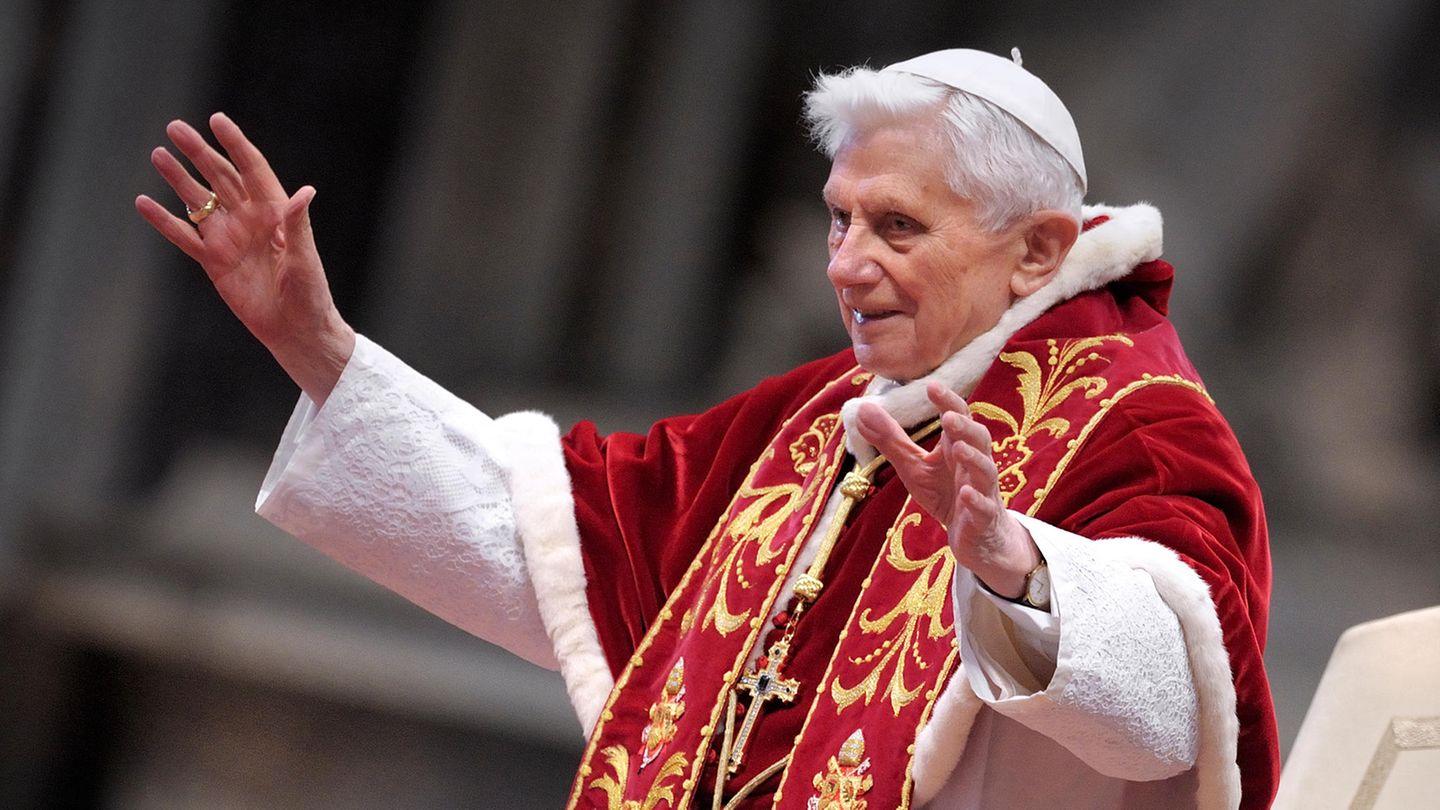 Papst Benedikt XVI. gestikuliert mit seinen Händen