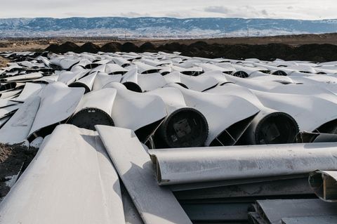 In den USA landen Windrad-Rotoren auf eigenen Friedhöfen: Statt sie zu recyceln, werden sie teils in zehn Meter Tiefe verbuddelt