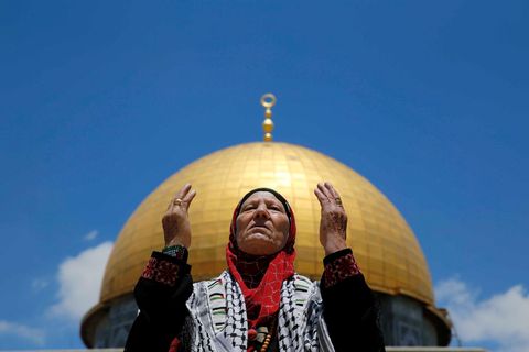 Im Gebet versunken: Während des ersten Freitags im Fastenmonat Ramadan kommen Muslimas und Muslime zu Hunderten vor dem Felsendom zusammen