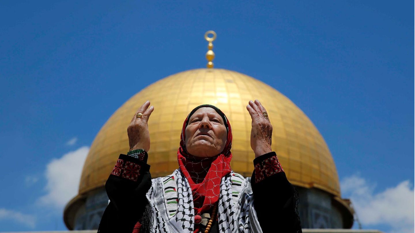 Im Gebet versunken: Während des ersten Freitags im Fastenmonat Ramadan kommen Muslimas und Muslime zu Hunderten vor dem Felsendom zusammen