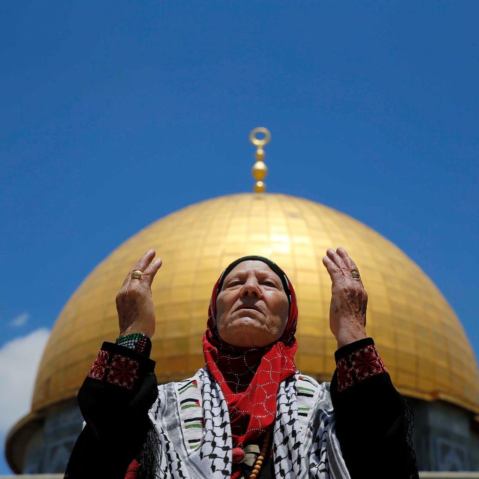 Im Gebet versunken: Während des ersten Freitags im Fastenmonat Ramadan kommen Muslimas und Muslime zu Hunderten vor dem Felsendom zusammen