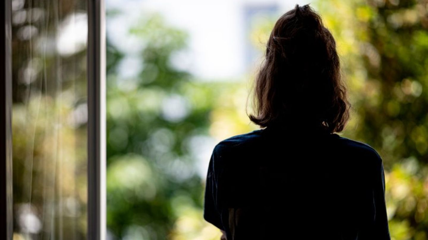 Eine Frau blick aus dem Fenster
