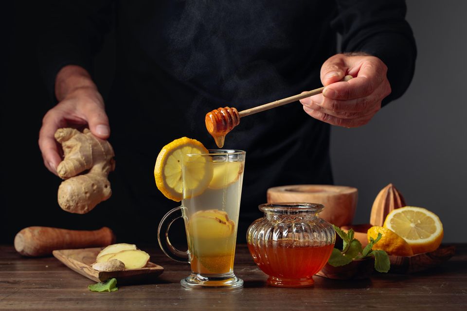 Zitrone, Honig und Ingwer sind bewährte Hausmittel gegen Halsschmerzen