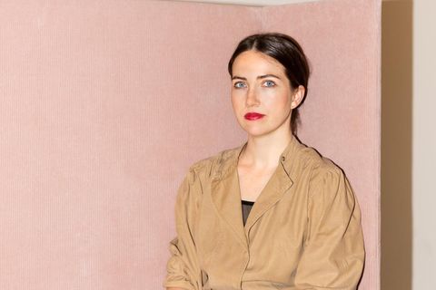 Es gab eine Zeit in Eva Biringers Leben, da spielte der Alkohol eine zentrale Rolle. So wie ihr ergeht es vielen emanzipierten und gebildeten jungen Frauen, hat Biringer herausgefunden. Heute lebt sie abstinent und spürt viel größeres Selbstbewusstsein, das sie sich früher im Rausch antrank 