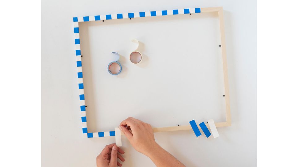 Pinnwand selber machen - Ein Bilderrahmen wird buntem Klebeband beklebt