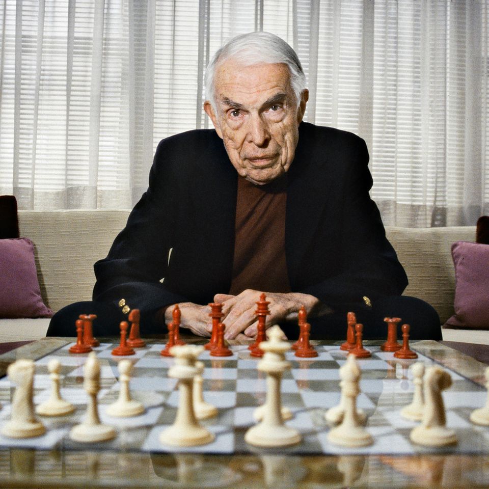 Der Fotograf Sebastian Zimmermann hat 50 Therapeuten und Therapeutinnen für sein Projekt "Fifty Shrinks" in ihren Behandlungszimmern in New York in Szene gesetzt, hier Charles Brenner in seiner Praxis. Er erzählte dem Fotografen, dass bereits Sigmund Freud eine Psychoanalytische Kur mit Schachspiel verglich. Nur Anfang und Ende seien vorhersehbar, in der Mitte sei es bei beiden sehr komplex