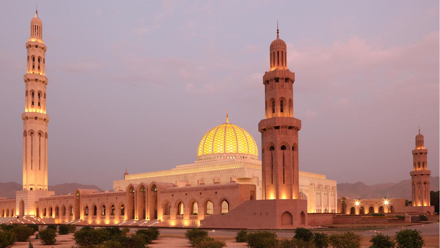 Mosche der Superlative: Sultan Qaboos Grand Moschee Beleuchtete Moschee