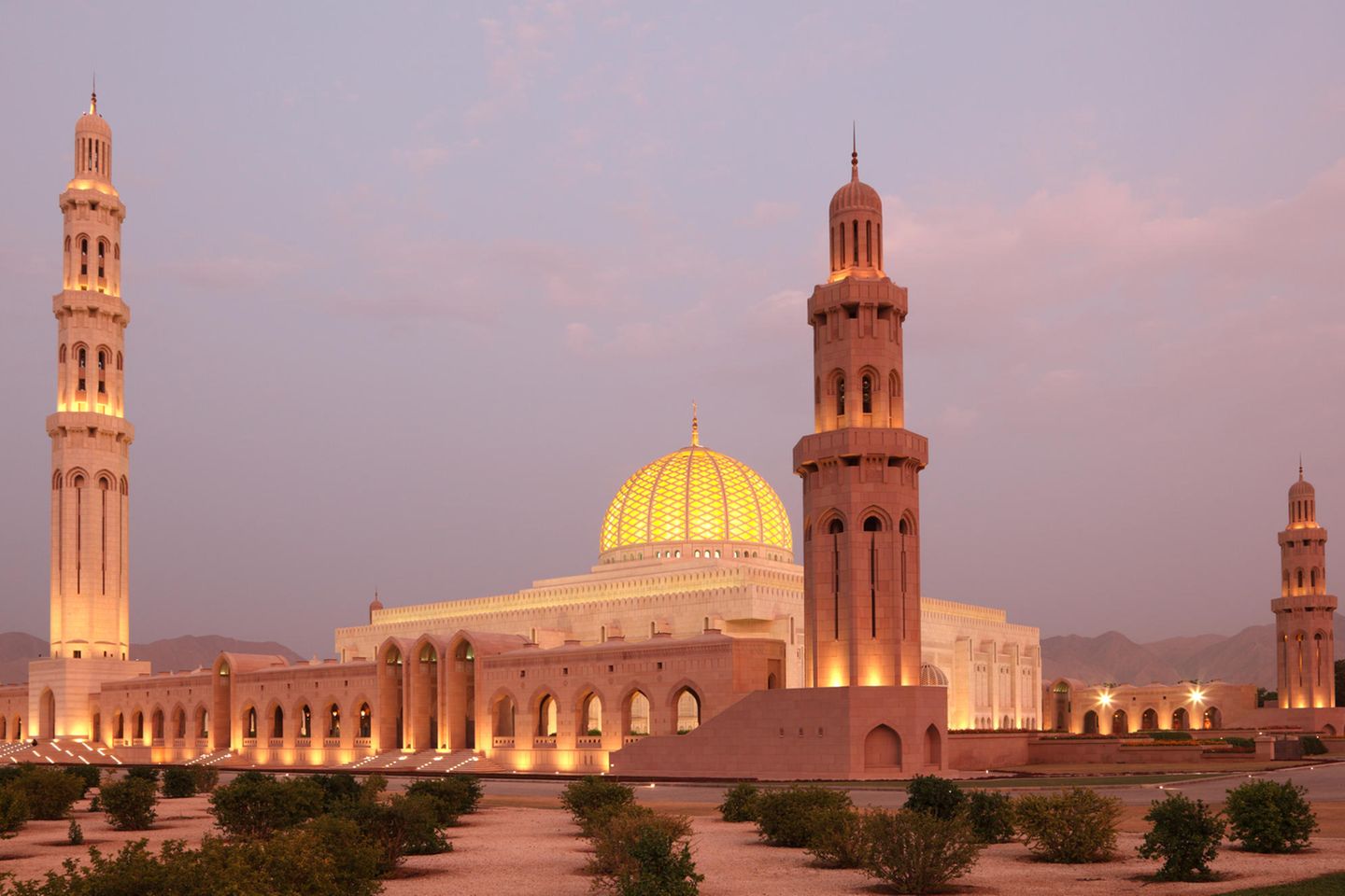Mosche der Superlative: Sultan Qaboos Grand Moschee Beleuchtete Moschee