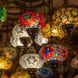 Viele bunte Lampen, die von der Decke hängen