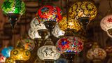 Viele bunte Lampen, die von der Decke hängen