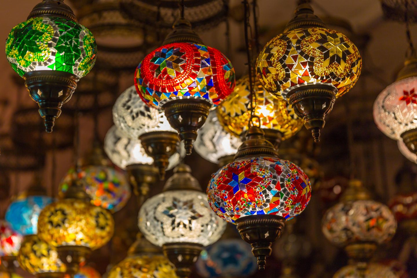 Wie aus 1001 Nacht – der Markt von Nizwa Viele bunte Lampen, die von der Decke hängen