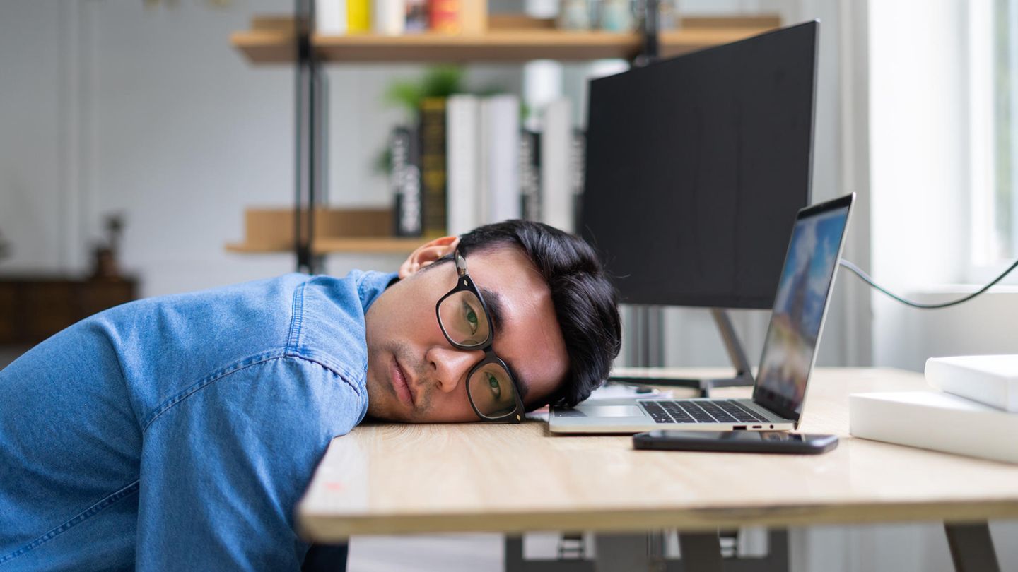 Nach einem anstrengenden Tag im Büro fühlt man sich oft ähnlich ausgelaugt wie nach körperlicher Arbeit