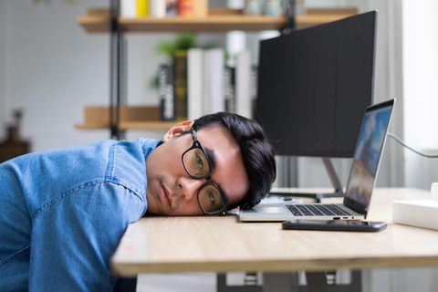 Nach einem anstrengenden Tag im Büro fühlt man sich oft ähnlich ausgelaugt wie nach körperlicher Arbeit