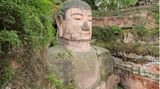 Touristen an der Steinskulptur vom Buddha von Leshan