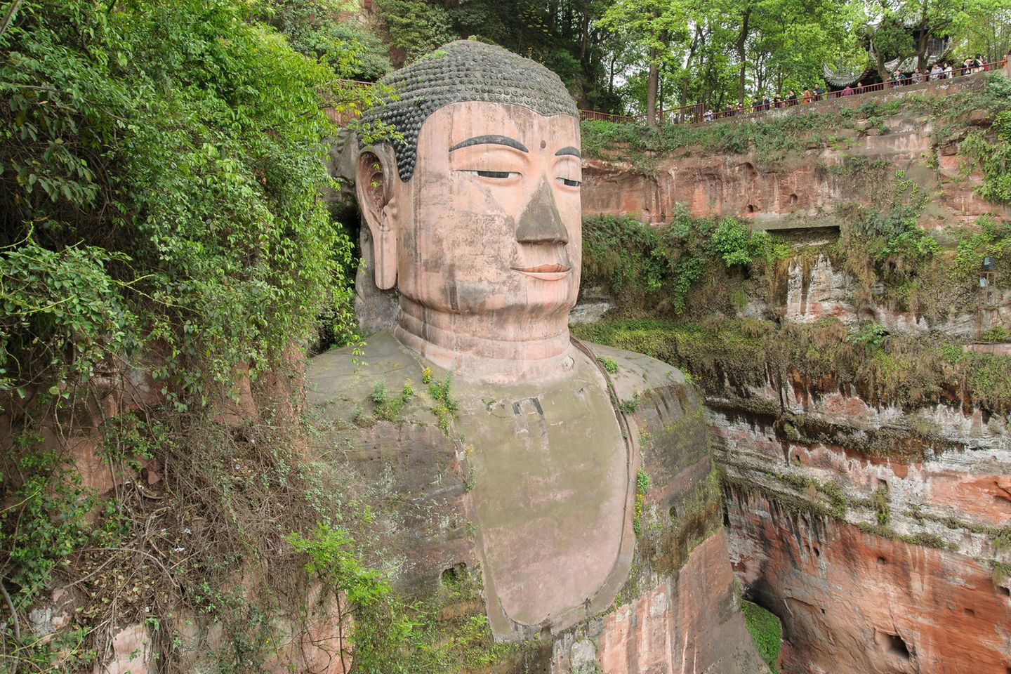 Touristen an der Steinskulptur vom Buddha von Leshan