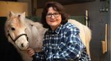 Auf der linken Seite ist ein helles Pony, auf der rechten Seite eine Frau