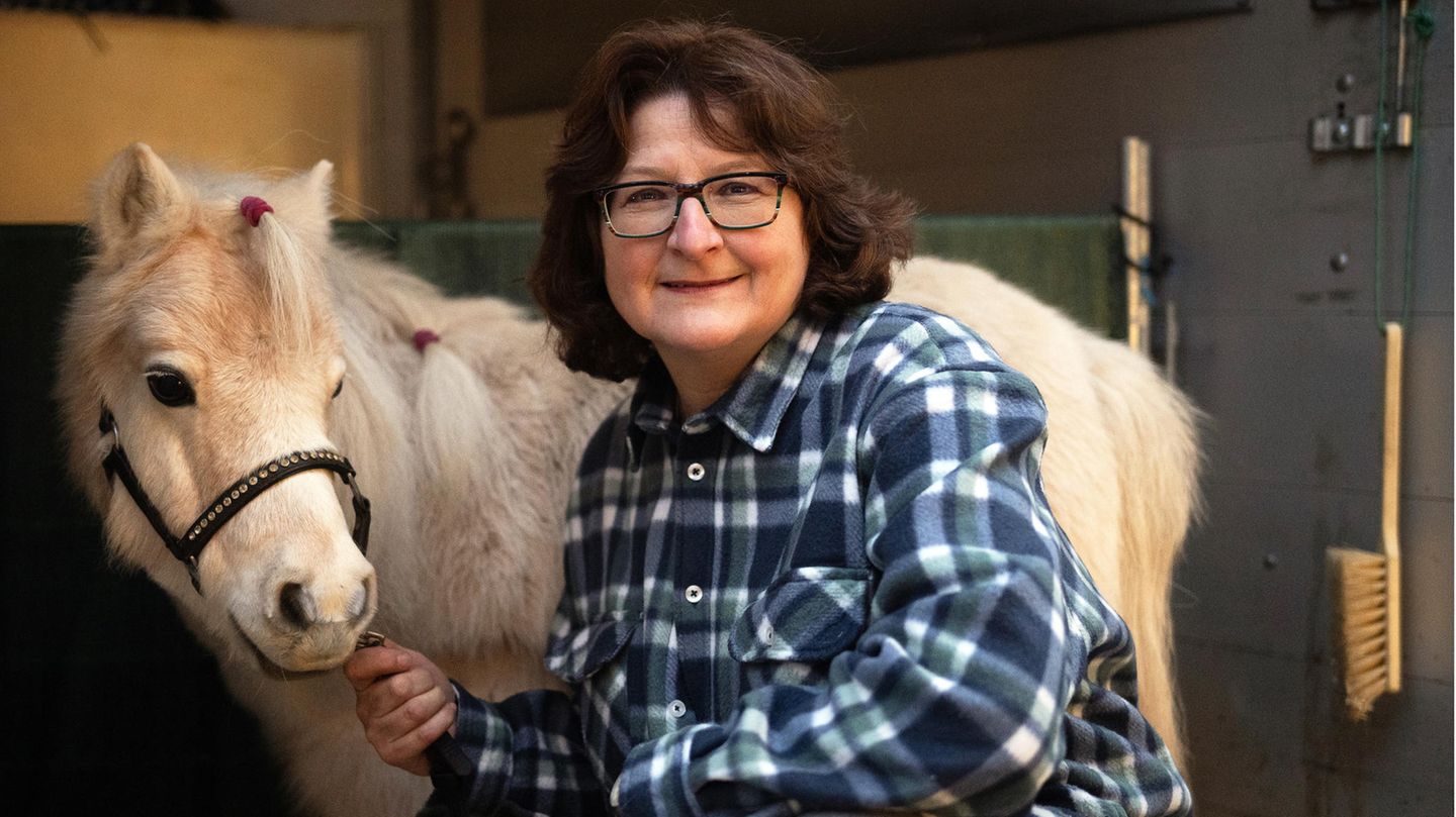 Auf der linken Seite ist ein helles Pony, auf der rechten Seite eine Frau