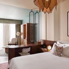 Blick in ein Hotelzimmer mit Dekor aus den 1970er-Jahren