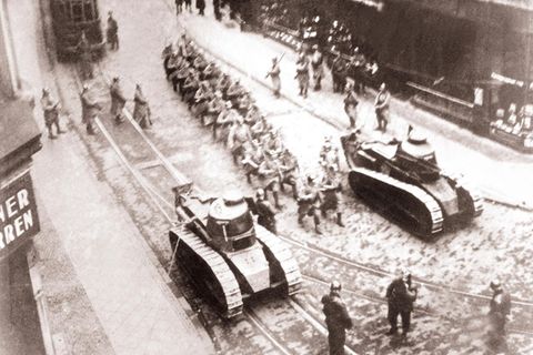 Als Berlin mit seinen Reparationszahlungen in Verzug gerät, besetzen Franzosen und Belgier 1923 das Ruhrgebiet (Französische Panzer in Bochum)