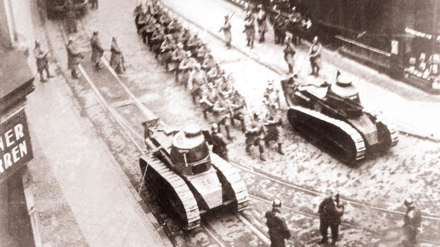 Weimarer Republik: Als Berlin mit seinen Reparationszahlungen in Verzug gerät, besetzen Franzosen und Belgier 1923 das Ruhrgebiet (Französische Panzer in Bochum) Als Berlin mit seinen Reparationszahlungen in Verzug gerät, besetzen Franzosen und Belgier 1923 das Ruhrgebiet (Französische Panzer in Bochum)