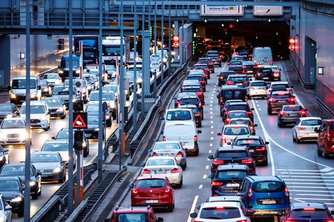 Dichter Verkehr schiebt sich im Berufsverkehr am Morgen in den Tunnel Heckenstallerstraße auf dem Mittleren Ring B2R