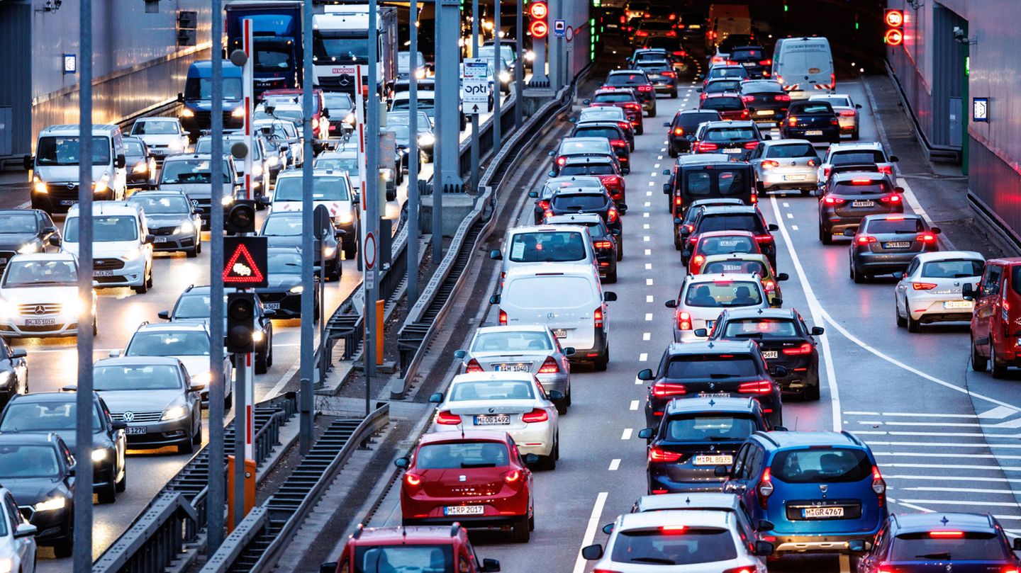 Dichter Verkehr schiebt sich im Berufsverkehr am Morgen in den Tunnel Heckenstallerstraße auf dem Mittleren Ring B2R