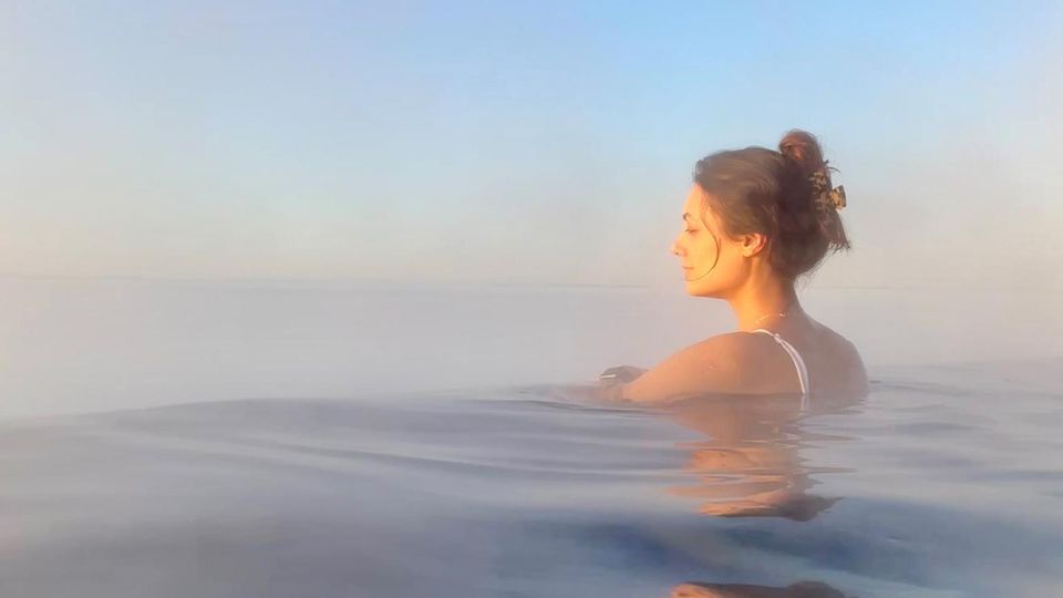 Samira Debbeler badet in einer heißen Quelle auf Island Samira Debbeler badet in einer heißen Quelle auf Island