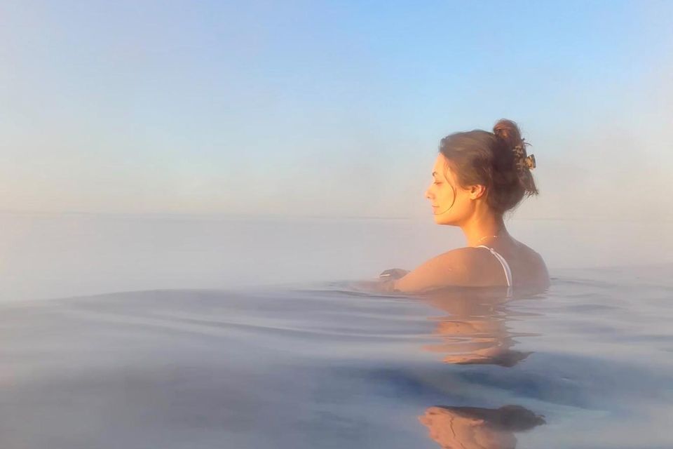 Samira Debbeler badet in einer heißen Quelle auf Island