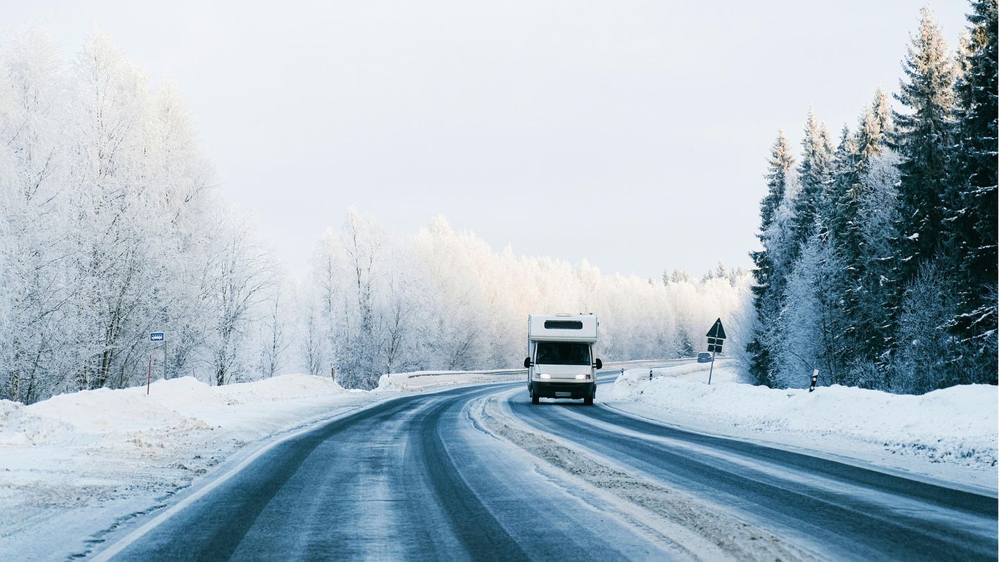 Wohnmobil unterwegs in verschneiter Landschaft