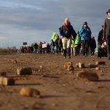 Kurz vor der geplanten Räumung des Dorfes Lützerath für den Kohleabbau versammelten sich am 8.1. 2022 Tausende Menschen zu einem letzten Dorfspaziergang