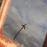 Ein Aktivist thront hoch oben und auf einem selbst errichteten "Krähennest" und überblickt die Lage. Ab Mittwoch will die Polizei Lützerath das von Klimaaktivist*innen besetzte Dorf räumen