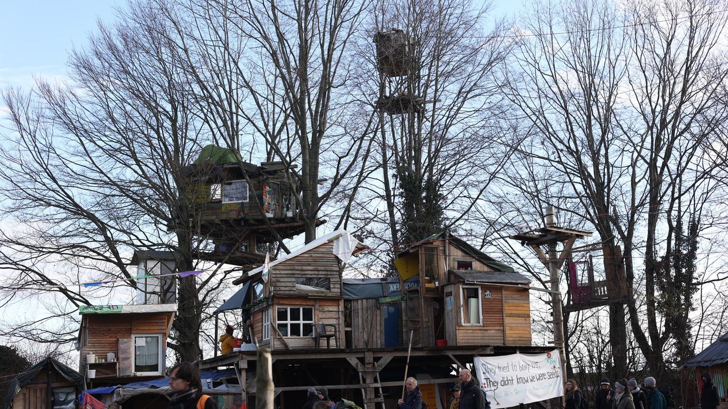 Die Dorfbewohner*innen haben Lützerath bereits verlassen, Klimaschützer*innen haben ein Camp erreichtet und Baumhäuser bezogen
