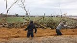 Die Ruhe vor dem Sturm: Aktivist*innen ziehen Gräben und bauen Barrikaden. Mit gebündelten Kräften wollen sie die Einsatzkräfte der Polizei und den Schaufelradbagger in letzter Minute stoppen