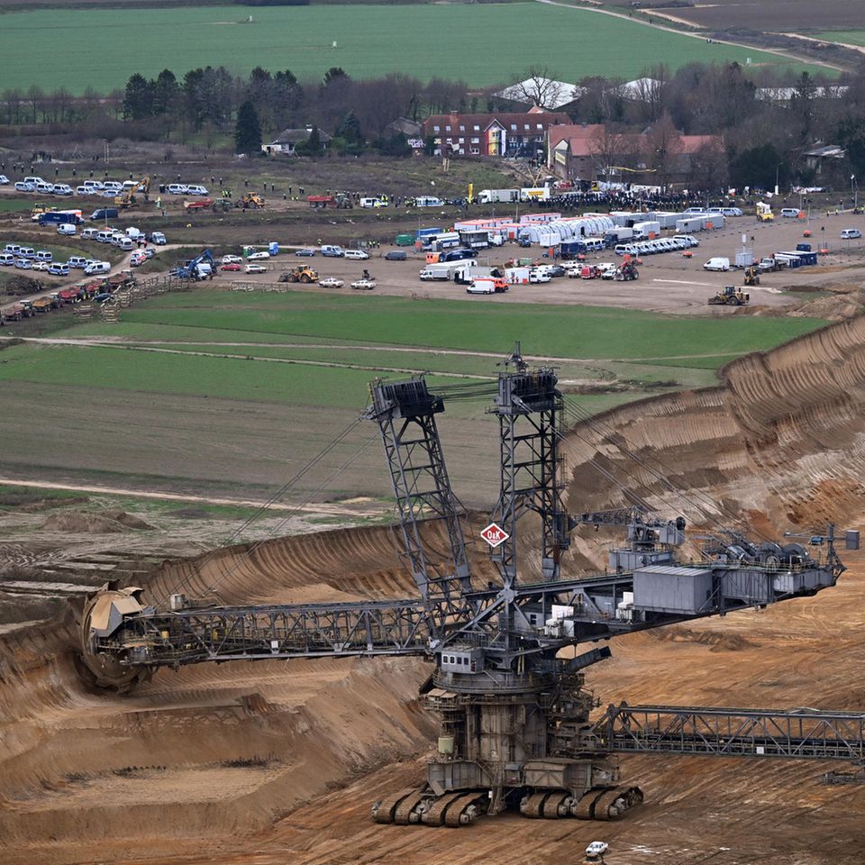 Nordrhein-Westfalen: Der Weiler Lützerath bei Erkelenz soll zur Erweiterung des Braunkohletagebaus Garzweiler II abgebaggert werden