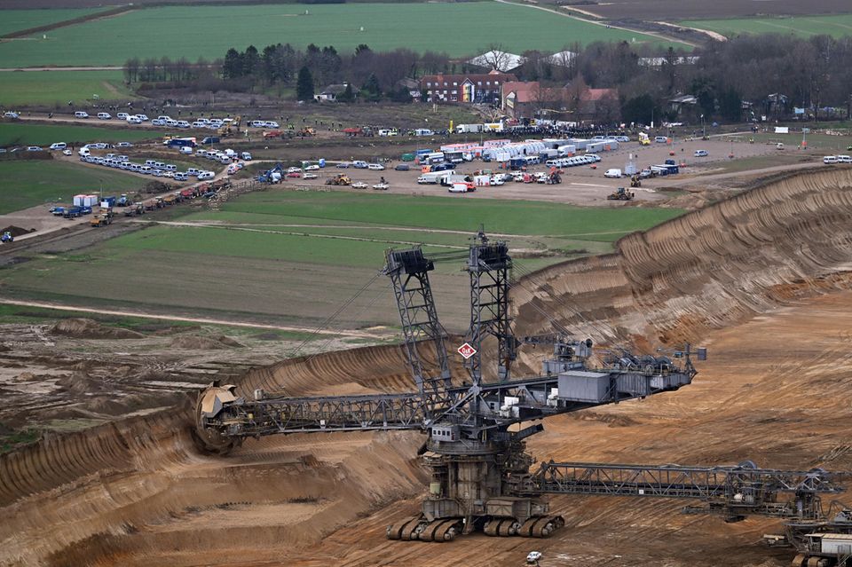 Nordrhein-Westfalen: Der Weiler Lützerath bei Erkelenz soll zur Erweiterung des Braunkohletagebaus Garzweiler II abgebaggert werden