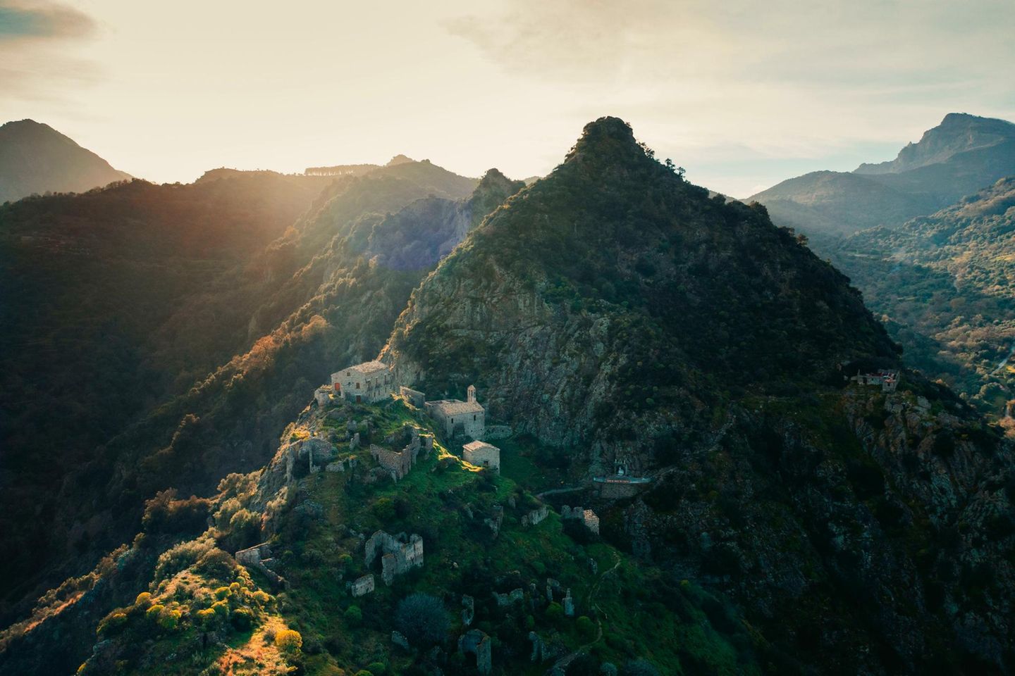 An der Stiefelspitze Italiens erstreckt sich ein wildromantisches Bergmassiv, in dem Wölfe, Wildkatzen und Habichtsadler heimisch sind. Der Nationalpark Aspromonte, was auf Deutsch so viel bedeutet wie "Rauer Berg", schützt dieses Gebiet und seine imposanten Naturdenkmäler. Unberührte Wälder, die zur Küste hin abfallen, wilde Wasserläufe und bizarre Felsformationen prägen das Landschaftsbild des Nationalparks. Dazwischen liegen verstreut kleine Dörfer, manche bewohnt und andere verlassen. Steile Serpentinenstraßen mit engen Haarnadelkurven verbinden die kleinen Orte, unter denen das Dörfchen Bova wegen seiner wunderschönen Panoramalage und der hübschen Altstadt zu den schönsten zählt.