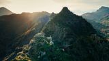 An der Stiefelspitze Italiens erstreckt sich ein wildromantisches Bergmassiv, in dem Wölfe, Wildkatzen und Habichtsadler heimisch sind. Der Nationalpark Aspromonte, was auf Deutsch so viel bedeutet wie "Rauer Berg", schützt dieses Gebiet und seine imposanten Naturdenkmäler. Unberührte Wälder, die zur Küste hin abfallen, wilde Wasserläufe und bizarre Felsformationen prägen das Landschaftsbild des Nationalparks. Dazwischen liegen verstreut kleine Dörfer, manche bewohnt und andere verlassen. Steile Serpentinenstraßen mit engen Haarnadelkurven verbinden die kleinen Orte, unter denen das Dörfchen Bova wegen seiner wunderschönen Panoramalage und der hübschen Altstadt zu den schönsten zählt.