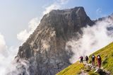 Der Nationalpark Gran Sasso und Monti della Laga ist ein Naturraum der Superlative. Die höchsten Berge des Apennin, der südlichste Gletscher Europas und eine der schönsten Hochebenen Italiens finden sich innerhalb der Parkgrenzen. Das Gran-Sasso-Massiv gehört zu den eindrucksvollsten Gebirgen Italiens und wer es auf langen Wandertouren erläuft, wird immer wieder mit fantastischen Ausblicken belohnt. Ab und zu trifft man auf Schafherden oder halbwilde Pferde, im Sommer blühen Orchideen, Enziane, Narzissen, Veilchen und andere Bergblumen. Zu den landschaftlichen Höhepunkten zählen der Stausee Lago di Campotosto, der gigantische Felsblock Corno Grande (Foto) mit dem Gletscher Calderone und die traumhaft schöne Hochebene Campo Imperatore.