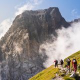 Der Nationalpark Gran Sasso und Monti della Laga ist ein Naturraum der Superlative. Die höchsten Berge des Apennin, der südlichste Gletscher Europas und eine der schönsten Hochebenen Italiens finden sich innerhalb der Parkgrenzen. Das Gran-Sasso-Massiv gehört zu den eindrucksvollsten Gebirgen Italiens und wer es auf langen Wandertouren erläuft, wird immer wieder mit fantastischen Ausblicken belohnt. Ab und zu trifft man auf Schafherden oder halbwilde Pferde, im Sommer blühen Orchideen, Enziane, Narzissen, Veilchen und andere Bergblumen. Zu den landschaftlichen Höhepunkten zählen der Stausee Lago di Campotosto, der gigantische Felsblock Corno Grande (Foto) mit dem Gletscher Calderone und die traumhaft schöne Hochebene Campo Imperatore.