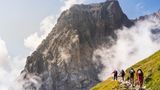 Der Nationalpark Gran Sasso und Monti della Laga ist ein Naturraum der Superlative. Die höchsten Berge des Apennin, der südlichste Gletscher Europas und eine der schönsten Hochebenen Italiens finden sich innerhalb der Parkgrenzen. Das Gran-Sasso-Massiv gehört zu den eindrucksvollsten Gebirgen Italiens und wer es auf langen Wandertouren erläuft, wird immer wieder mit fantastischen Ausblicken belohnt. Ab und zu trifft man auf Schafherden oder halbwilde Pferde, im Sommer blühen Orchideen, Enziane, Narzissen, Veilchen und andere Bergblumen. Zu den landschaftlichen Höhepunkten zählen der Stausee Lago di Campotosto, der gigantische Felsblock Corno Grande (Foto) mit dem Gletscher Calderone und die traumhaft schöne Hochebene Campo Imperatore.